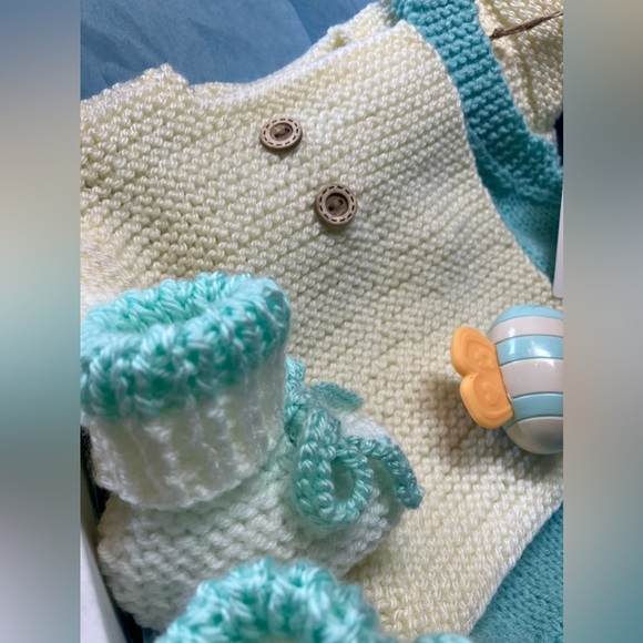 Newborn hand knitted clothing gift set - Picture 3 of 3